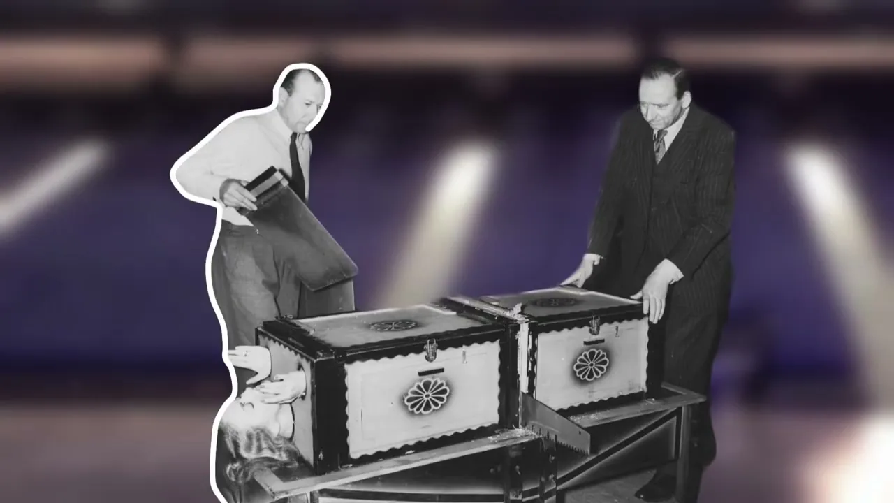 Mesa de ruleta en vivo con el crupier a punto de lanzar la bola